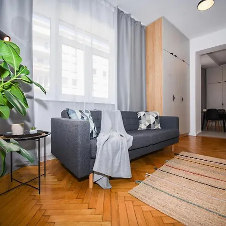 Center - Comfy & Modern Pressburg