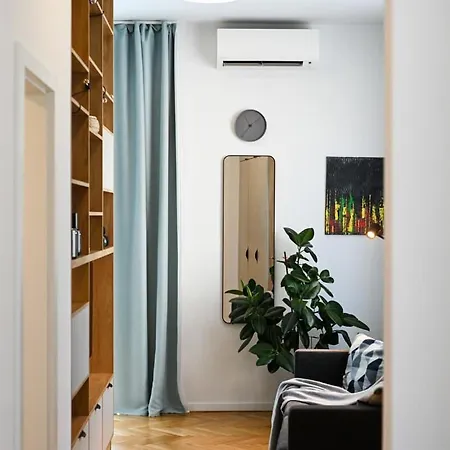 Center - Comfy & Modern Pressburg